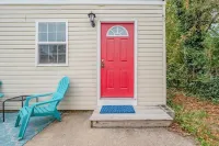 Comfortable & Private 2 Bedrm Cottage w/ King bed.