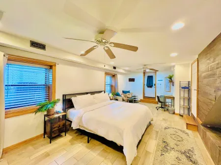 Stay in comfort and style! Encore Private Suite + Free parking! Close to Boston!