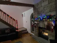 5bed 3bath Chalet w/ hot tub,pool table,ping pong table,fire pit,pet friendly