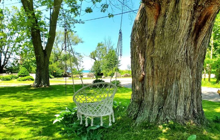 Steps from the beach,  Lakeview with Hot Tub
