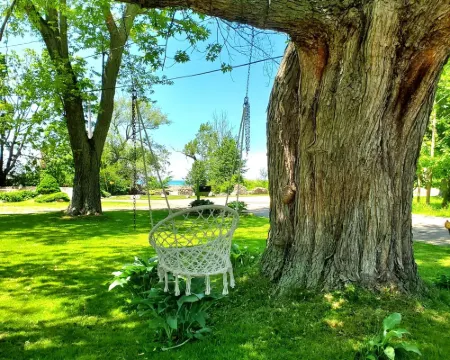 Steps from the beach,  Lakeview with Hot Tub Dunkirk otelleri