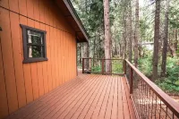 Mountain modern cabin close to Apple Hill wineries and Sly Park Recreation area.