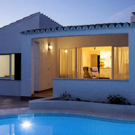 Modern Beach Style Villa, Close To Beach, Restos & Shops, Big Pool, Renovated.