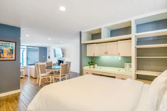 Beautiful, luxurious hideaway right on Carbon Beach in Malibu!