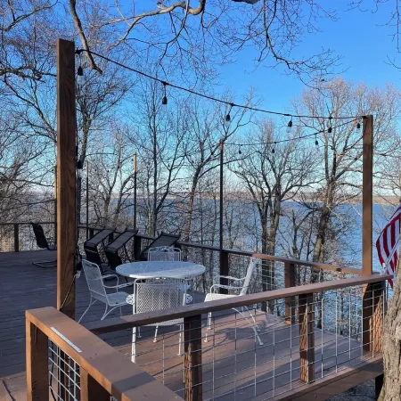 Lake View cottage, secluded, quiet, total remodel, 3 king beds