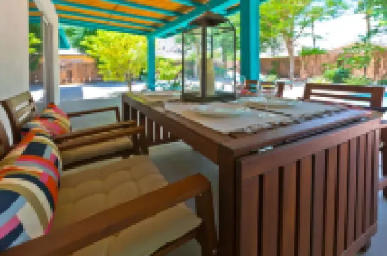 The Crest: Mid-Century Couples Retreat- Pool & Mountain Views - 2 Beds #066151 Hotels in Indian Wells