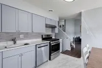 Short walk to University of Delaware Hotels in Newark