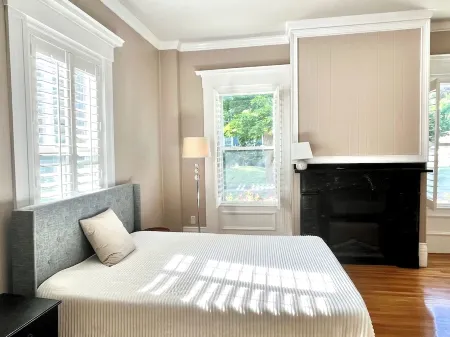 Stylish home next to train to Boston, near Salem Отели в г. Уэйкфилд