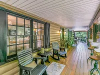 KnightFall-Luxury Cabin w/Waterfall in Backyard, Pet-Friendly, Private, Stunning