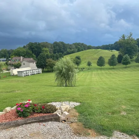 Cozy Ranch Home 1 Mile from CUMBERLAND POINT Boat Ramp. Owner Managed Property.
