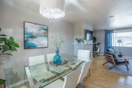 Lovely 2-Bedroom Rental Unit With Indoor Fireplace Отели рядом со станцией Fresno Station