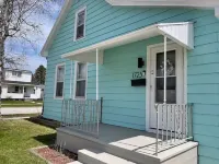 1 Block to the Beach! Firepit, 2 Bikes, Sleeps 4 Hotels in Two Rivers