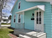1 Block to the Beach! Firepit, 2 Bikes, Sleeps 4 투 리버스 파크스 앤드 레크리에이션 주변 호텔