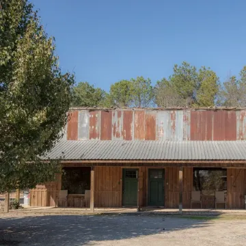 Southern Comfort Cabin- minutes from the river and the lake!
