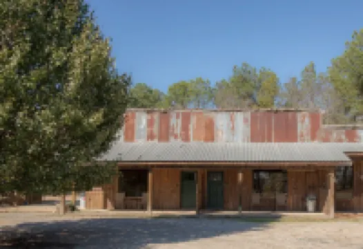 Southern Comfort Cabin- minutes from the river and the lake!