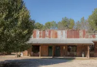 Southern Comfort Cabin- minutes from the river and the lake!