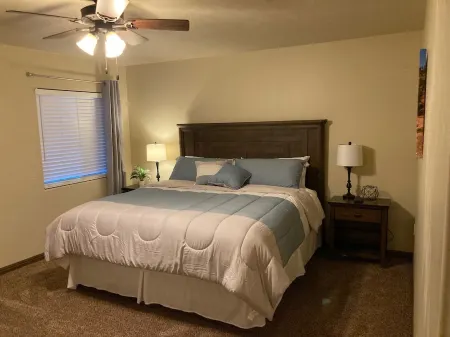 Elegant Cedar Ridge Escape with clubhouse amenities - pool, hot tub, gym, grill.