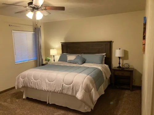 Elegant Cedar Ridge Escape with clubhouse amenities - pool, hot tub, gym, grill.