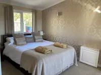 Quakerfield Lodge, with Private Hot Tub Fabulous Views 克利夫羅酒店