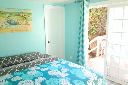 5 Minute Walk to Beach! 4 Br 2 Bath Gorgeous Private Classic California Bungalow