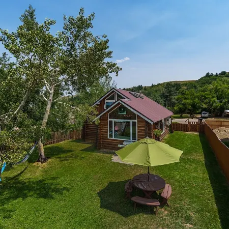 Small log home in the heart of Little Italy
