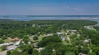 Superb Lake Texoma Home, 4 beds, 2.5 Baths, Hot Tub,1.5 miles to Highport Marina Hotels in Sherman-Denison