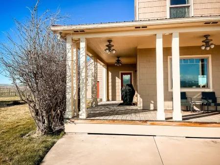 Vineyard Estate-Mountain views-Private; minutes to downtown. Pet friendly