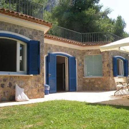 I Carrubi, detached house with sea view