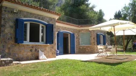 I Carrubi, detached house with sea view