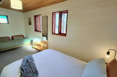 Muckleford Forest Cottage - Bush retreat, wood fire, pizza oven and stunning dam Hotels near The Left Bank Gallery