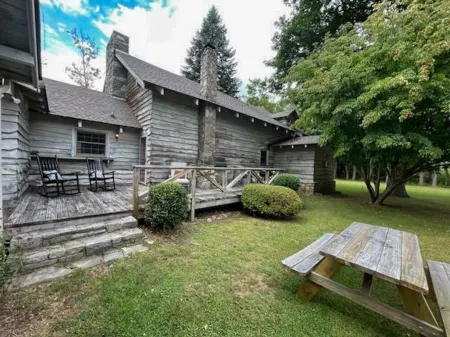 Pioneer Village Creekside 4-bedroom cabin perfect for a family retreat!