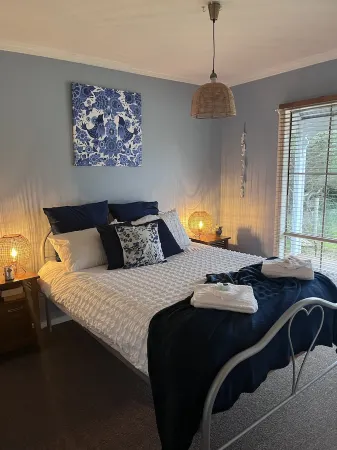 Cosy Pet Friendly Beach Cottage Отели в г. Голден Бич