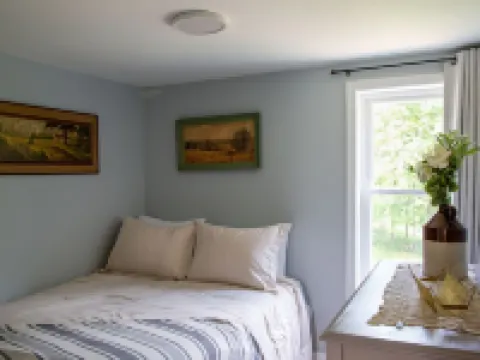 1900’s farmhouse with old country charm.  Six miles to Lake Wallenpaupack 萊克酒店