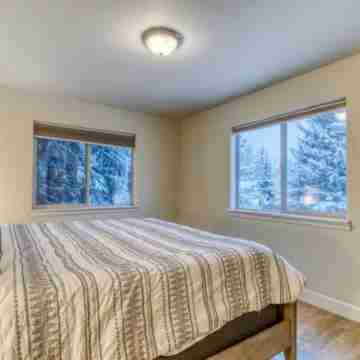 Downtown Sisters Modern Home Ideal Location! Dogs! Rooms