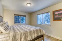 Downtown Sisters Modern Home Ideal Location! Dogs!
