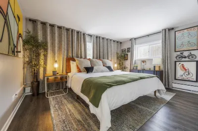 Keyless, KING bd, WIFI, desk, Fox River Bike Trail, near MetraTrain Hotels near The Gift Box