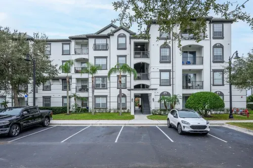Beautiful 3 bedrooms Condo at Vista Cay with lake view. Refurbished July 2024