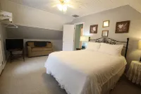 Lake Cumberland vacation home, overlooking private fishing pond