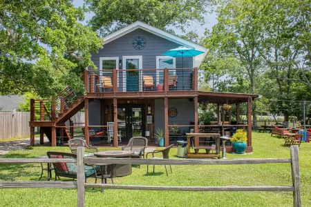 Trendy Loft w/ Energetic Outdoors - 5 min from the beach and pet friendly!