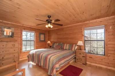 AMAZING LOG TREEHOUSE CABIN ON THE COLORADO RIVER