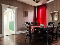 Downtown Spacious Apt with king bedroom, Formal Dining, and balcony!