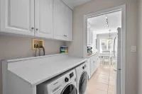 Newport Beach 1 bedroom, 1 bath + Sleeper Sofa Bed - Home/Beach/Garage/Patio