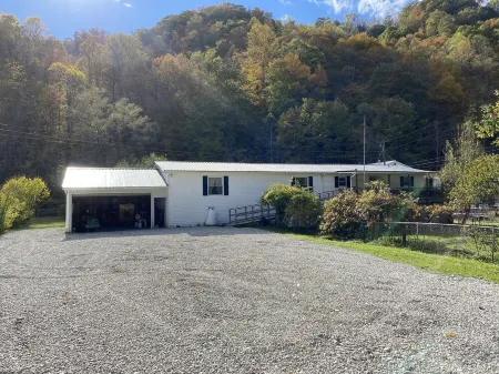 Trail Side Inn 4 bed 2 bath with trail access to 4 Hatfield-McCOY trails system