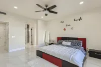 New! Modern house w/ Pool 🎉🄿🄰🅁🅃🅈🎈 and free EV charge. Hotels near T-Mobile