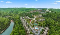 Welcome to our Cozy Getaway! Next to SDC just minutes from ALL Branson offers.