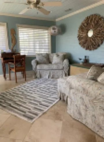 Easy Walk to Beach & 6 Restaurants.  Our 1950’s Cottage Gets Great Reviews!