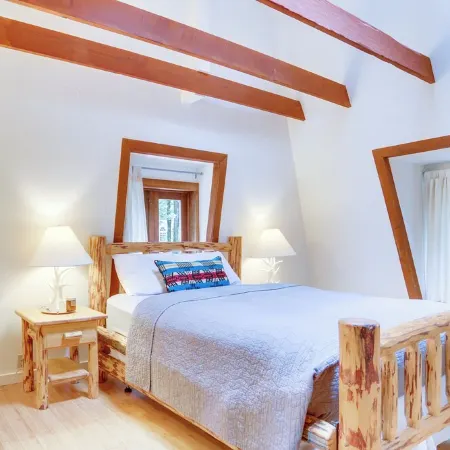 Mt. Hood Alpine Chalet w/ hot tub, kid & dog friendly