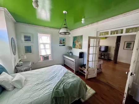 Cute & Artsy condo 1mi from Beulah, 7mi from Frankfort & 15mi from Crystal Mtn.