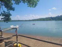 A Short Walk to a Private Lake for Swimming Boating &Fishing 자바 호텔