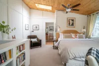 Gated Carmel Valley Retreat with 20 Acres, Pool & Hot Tub 蘇爾峰州立歷史公園附近的飯店